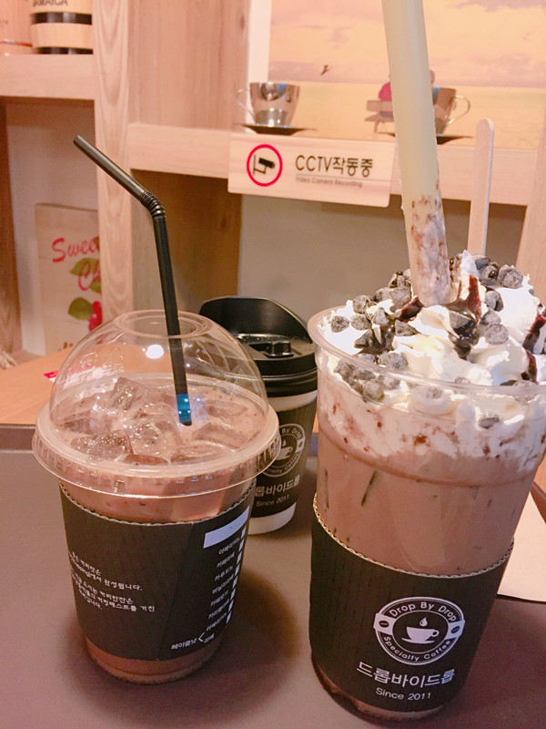 這次點的有巧克力奶油摩卡,冰摩卡還有熱美式 (・ω・)ノ 巧克力碎奶油摩卡上面滿滿的奶油跟巧克力,真的是幸福感滿滿(˶‾᷄ ⁻̫ ‾᷅˵) 另外美式咖啡真的嚐得出來這裡的咖啡豆超優的,口感香醇濃郁,跟外面的連鎖咖啡店就是不一樣的感覺(=゚ω゚)ノ