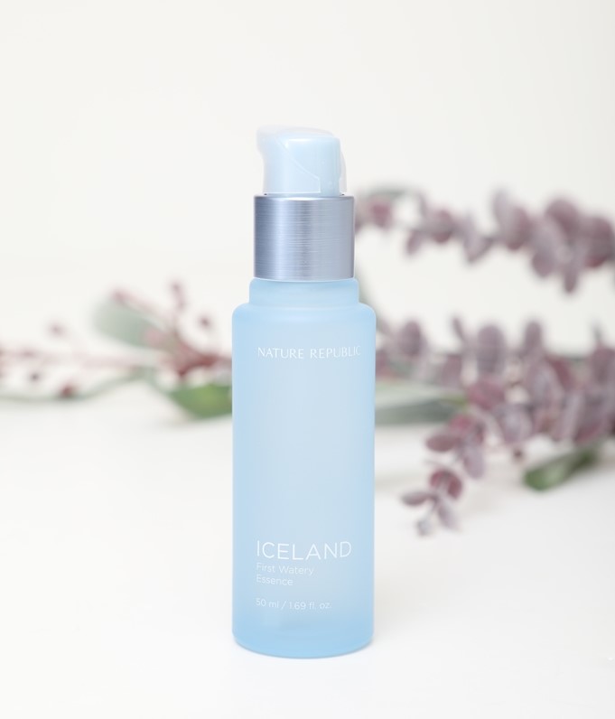 【NATURE REPUBLIC】冰島美白水份精華液
含82.7%潔淨的冰島冰河水,豐富礦物質能幫皮膚保水,而法國的海水仙萃取物,因為來自環境惡劣的天然環境,修復能力非常的強,可以讓肌膚變得更水潤、更有光澤!