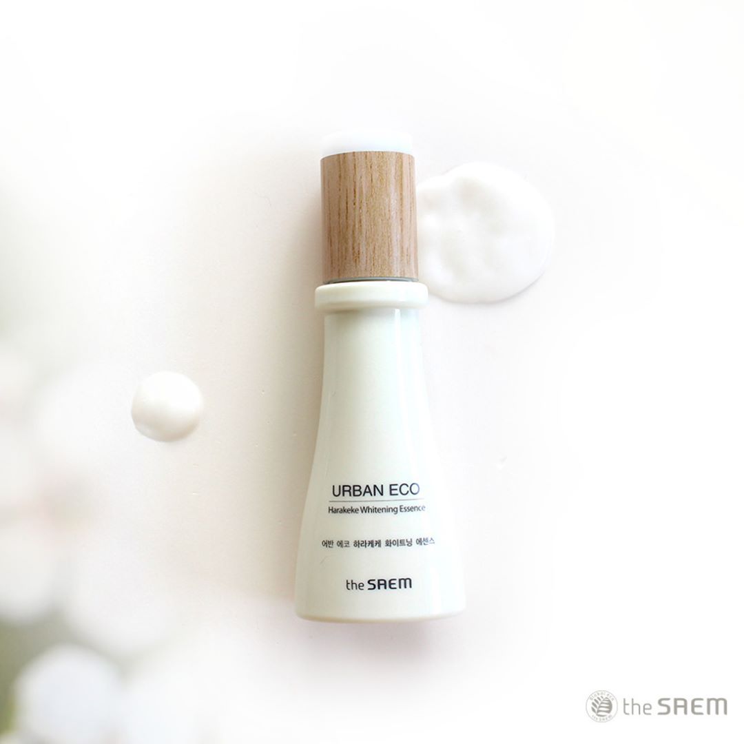 【The Saem】亞麻籽油美白精華
含有83%來自紐西蘭的亞麻籽萃取物,代替純水製成的濃縮精華,其中還有麥卡盧蜂蜜可以充足的保濕滋潤皮膚,滿滿的天然植物配方,給肌膚最健康的保養!