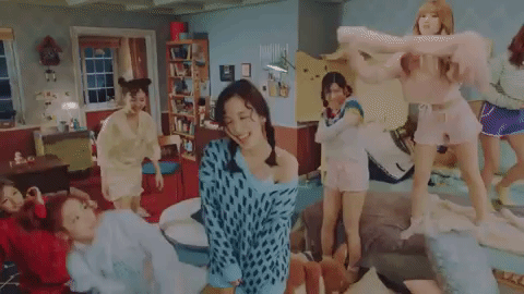 雖然這次JYP能贏過YG靠得是TWICE與GOT7的活躍活動與專輯銷售,但JYP是是否能繼續維持住好不容易獲得的第二名,仍是要打上一個問號呢?
隨著禁韓令的解除,SM與YG的收益一定會有所成長,但是YG若是想要贏回第二名的寶座,最重要的就是要讓旗下的藝人開始回歸啊!