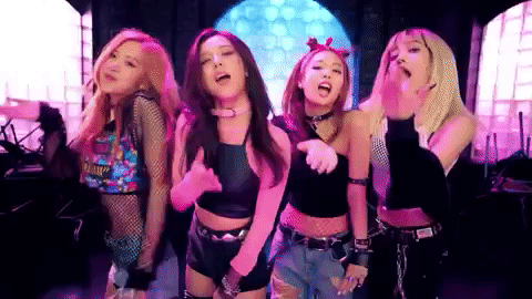 但隨著YG的主要唱片銷售來源BIGBANG的入伍,WINNER、iKON、BLACKPINK是否能填補這個空位,韓國的分析師並不是這麼樂觀啊...
不過這也可能是為什麼最近老楊這麼有求必應的原因吧,老楊一定也感受到了一定的威脅感啊...YG 2018一定要加油啊~