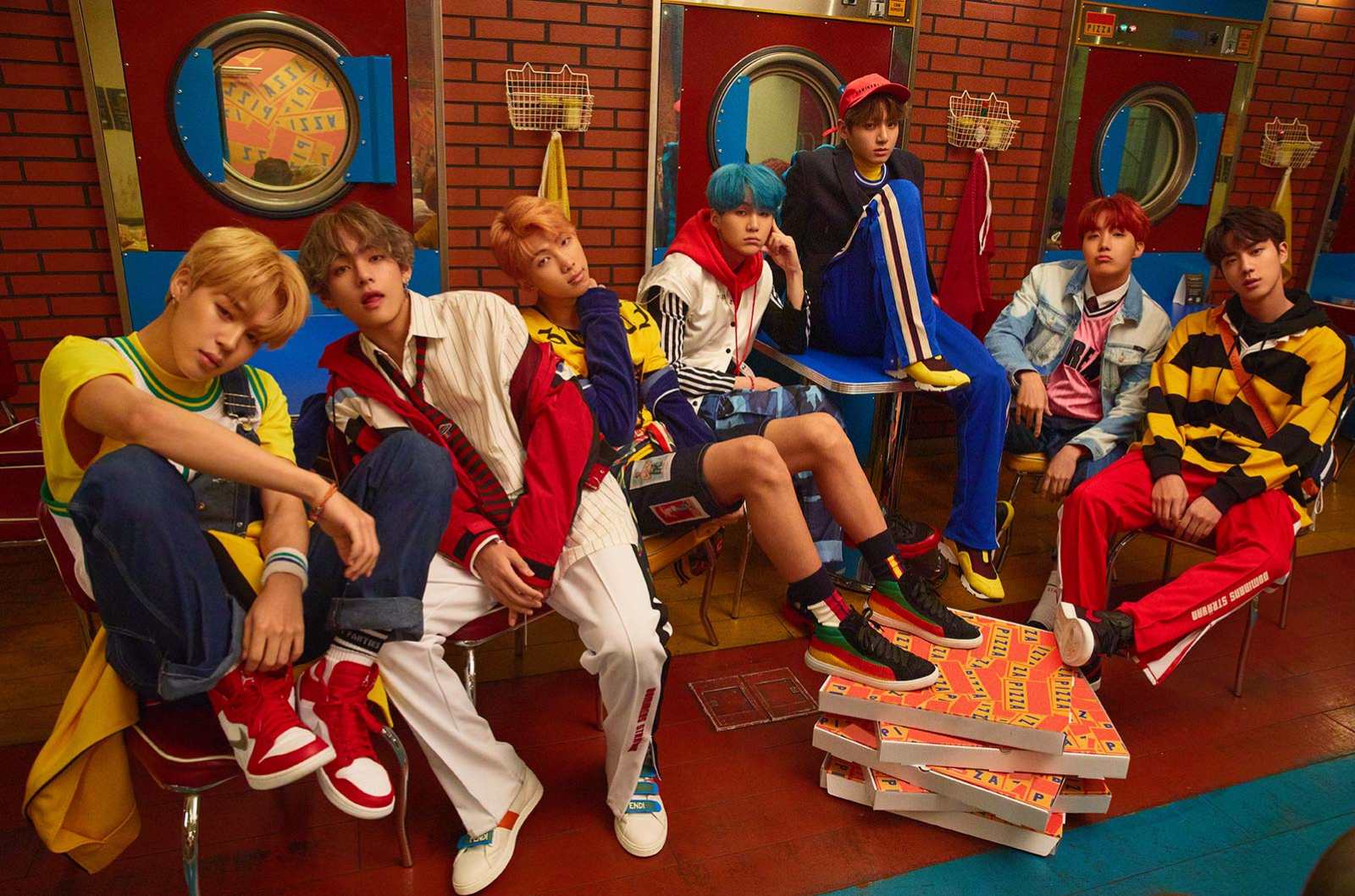 BTS私生則是刻意在飛機上坐BTS成員旁邊
跟成員搭話,偷偷拍照都是家常便飯
成員的聯絡方式、身分證等等都被拿來交易
甚至Jin去錄製〈叢林的法則〉時
私生也跟去海外的叢林了...