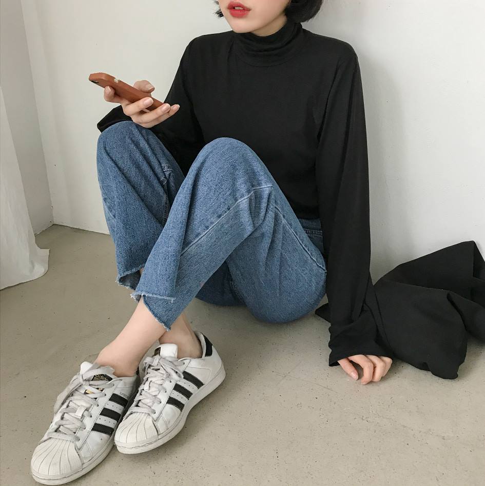 *愛迪達貝殼球鞋
這也已經是韓國的國民球鞋了XD 雖然Fila、Vans、converse、Puma的也很多人穿,但是愛迪達的絕對是必備啊!就像在台灣的converse黑色帆布鞋一樣普及~