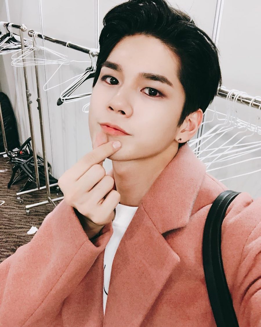 #1. wannaone
“好奇自己的人氣,所以跟媽媽一起出門,被一位女高中生認出後,就越來越多人靠過來了。媽媽對此覺得很驕傲” (邕聖祐)