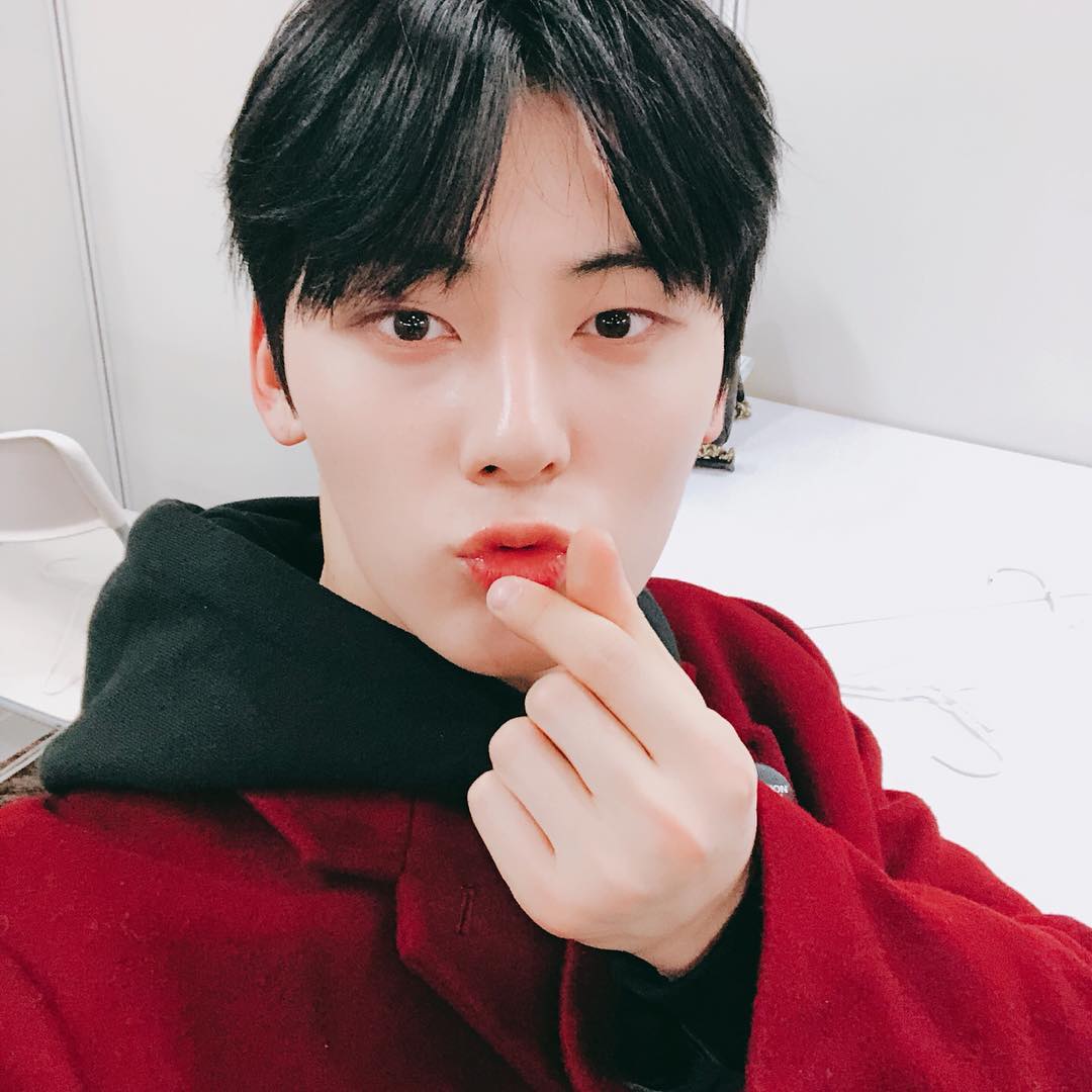 “出演《PRODUCE 101 第二季》以前,我已經出道6年左右,但是爸媽從來沒有跟我要過簽名。不過,聽說最近他們跟公司連絡說要100張簽名” (黃旼炫)