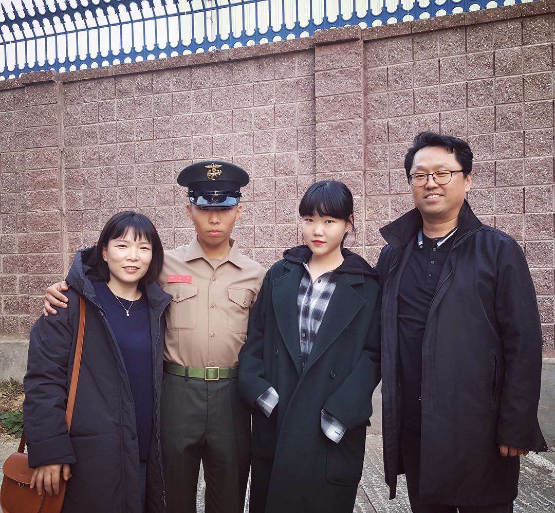 不過進入軍隊後,燦赫看起來真的完全是另外一個人呀~跟家人拍照眼神怎麼可以這麼有殺氣XDDD
秀賢也在探望過燦赫後,分享了家人與哥哥的合照並寫下:「才過了 7 個禮拜就變成另一個人了,很帥 恭喜結業 必勝!」