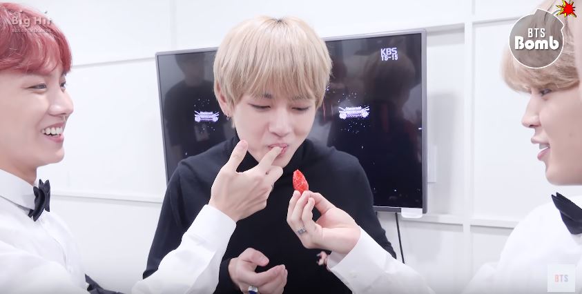 不過J-HOPE的手卻不小心沾上巧克力,一般人看見通常都會拿衛生紙擦掉,但V見狀後絲毫沒有猶豫就把J-HOPE手上的巧克力醬吃掉了,這段影片也在網路上引起熱烈討論,許多網友紛紛留言大讚防彈成員們的感情是真的很好!