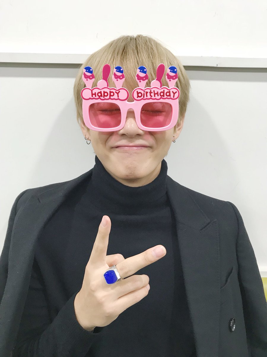 在忙碌的工作之餘成員們也會抽空替生日的成員慶生,由於V的生日接近年末的關係因此是最忙碌的一段時間,所以V每年幾乎都是在後台度過生日,成員也貼心為V準備了生日驚喜派對...