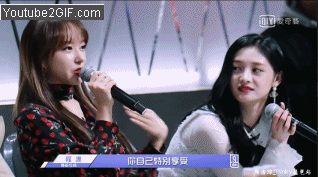 宇宙少女的成員程瀟更因為在節目中展現親切、可愛的個性而被韓國的網友讚翻,兩人在中國名其都因此而飆升。而最近在中國名氣飆升的程瀟,最近在中國機場被拍下收到熱情的粉絲送上的「害羞禮物照」!