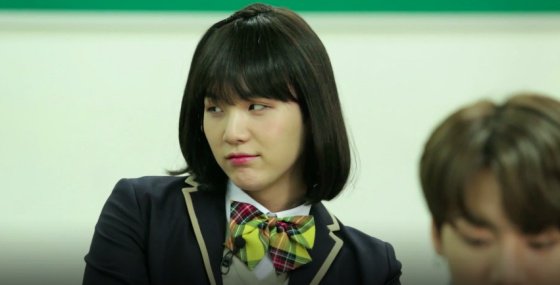 防彈少年團 SUGA
小編真的認為SUGA的女裝,之後真的...很難再看到了XD
當初能讓閔爺穿上女裝,應該就相當不容易了~
不過SUGA戴上了假髮之後真的很漂亮~當初看到影片的時候,小編真的很驚訝!