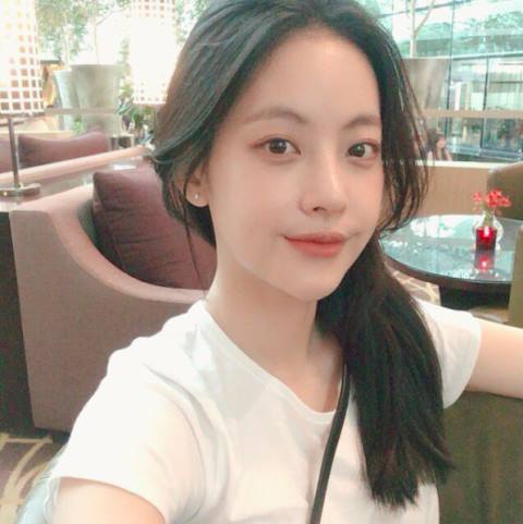 小心機1:簡化化妝步驟
有素顏美女稱號的吳漣序,平常出門不喜歡太過繁複的化妝步驟,私下幾乎只塗上口紅、防曬就出門,她說,給肌膚越大的負擔,肌膚的狀況會越糟糕,如果一感覺到肌膚出了什麼狀況,應該要馬上停止化妝品的使用,等待它慢慢地修復,就能回到健康的狀態!