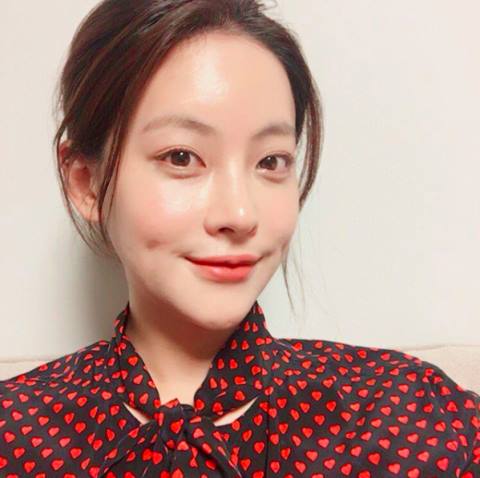 小心機5:自然系裸眼妝
仔細看吳漣序的私照,她的眼妝都非常輕透,幾乎像是沒畫一般,只在眼皮上輕抹一點大地色,加深眼窩輪廓,再畫上根根分明的睫毛,只強調輪廓感的裸眼妝,讓她看起來更清新自然