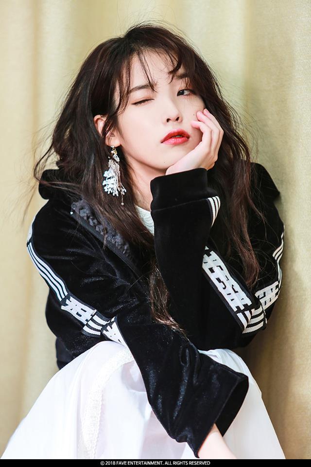 IU
曾在各大節目中分享自己減肥方式的IU,現在的纖細身材真的是她很努力才獲得的結果。
IU曾在接受訪問時提到,自己的減肥方式是只吃蘋果、地瓜和蛋白質飲料,當主持人問到:「是一餐吃這樣嗎?」,IU回答:「不是!是早餐吃蘋果,中午吃地瓜,晚餐喝蛋白質飲料。」.而這樣的回答也讓主持人受到很大的驚嚇啊...
而某次在節目中測量後,IU的身高為161公分 體重為44.9公斤。