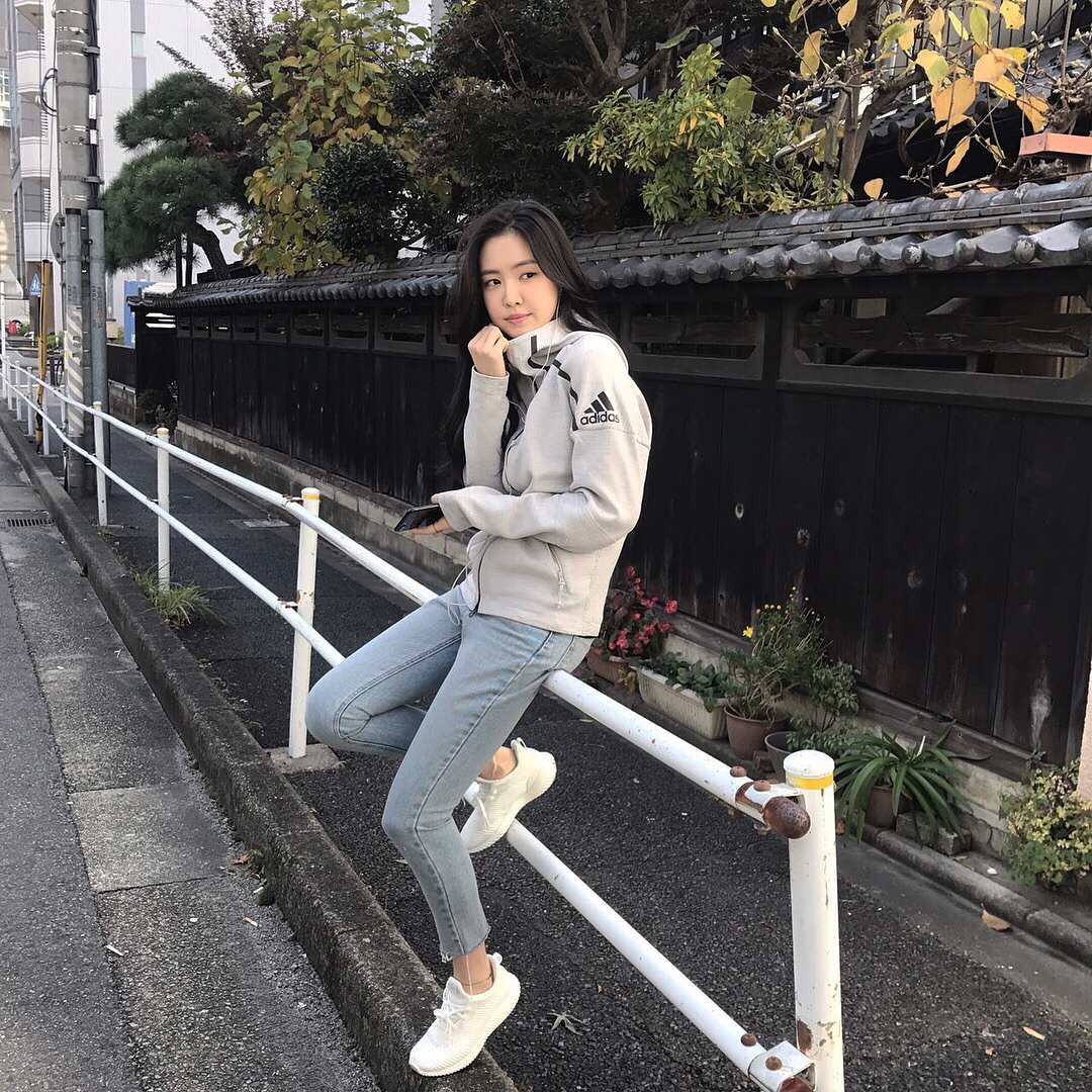 *運動風
女大生的穿搭指標娜恩,總是穿得比較簡單又能顯現出品牌價值(可能跟顏值有關)但不得不說,她的穿搭很適合休閒日常穿啊!
