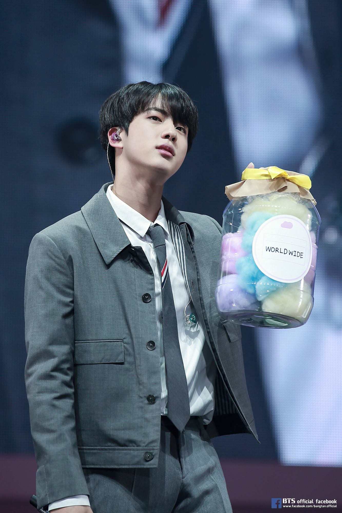 不過讓粉絲大嘆幸好有被騙(?)的人不只Suga,大哥Jin也曾在節目上爆料自己被方PD騙的過程。他說過去方PD曾經在他們練習的時候來探班,就問他說「欸,Jin啊~你對舞蹈有什麼意見,可以告訴我啊,我可以反映看看」,自認自己舞學得很慢的Jin就真誠的說「要是編舞再簡單一點就好了」,方PD還回答「喔喔喔,編舞簡單一點嗎?我會說說看的」