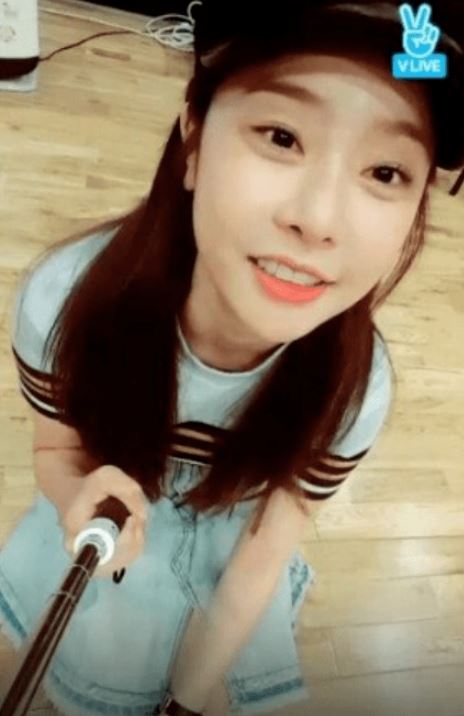 而Girl's Day成員素珍在直播時也曾遇到黑粉來搗亂,留下一些不堪的字眼謾罵。
但素珍當時的處理方式也獲得了許多稱讚,素珍看到惡評後則緩緩地開口:「希望你能有為了自己的幸福而努力的時間就好了,即便討厭別人也不要花太多時間在這上面(攻擊別人),就算是短暫的時間也想想幸福的事,我會為了離自己的夢想越來越近而更加努力,所以我希望能和各位度過一些珍貴的時間。」