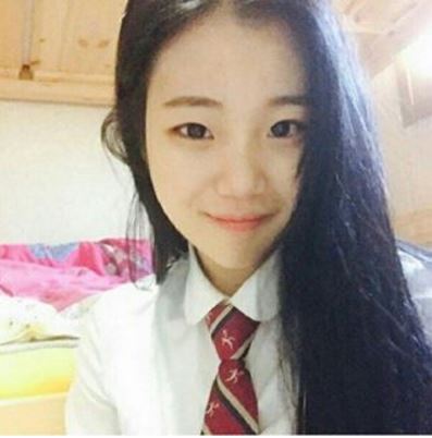 而最近竄起的大勢偶像MOMOLAND珠伊,剛出道時因為被認為與出道前長得不太一樣,受到了許多外貌上的批評ㅠㅠ
當時更有網友直接留言攻擊「長這樣也可以當偶像」非常過分ㅠㅠ