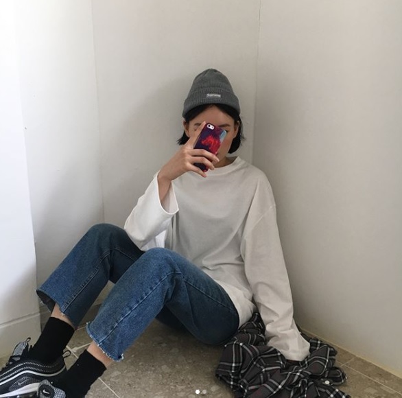 △用手機遮臉
如果不喜歡整個臉出鏡,那麼就用新買的手機殼當作主角吧!雖然遮住了大半不分的臉蛋,但是靠著獨特的時尚品味,還是不難看出你就是個美女啊!