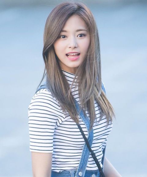 10.街拍LOOK
子瑜這身外出的私服,展露了她這個年紀應該要有的俏皮活力,讓人不禁想問:「妳怎麼可以連外出都還是這麼漂亮?」