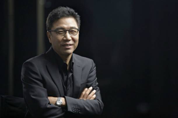大家都知道SM是由前著名歌手李秀滿所創立的,但據主持人的說法,李秀滿可說是帶起韓國"偶像"和"偶像團體"一詞的開始,也是大型企劃公司已及偶像企畫的先驅。