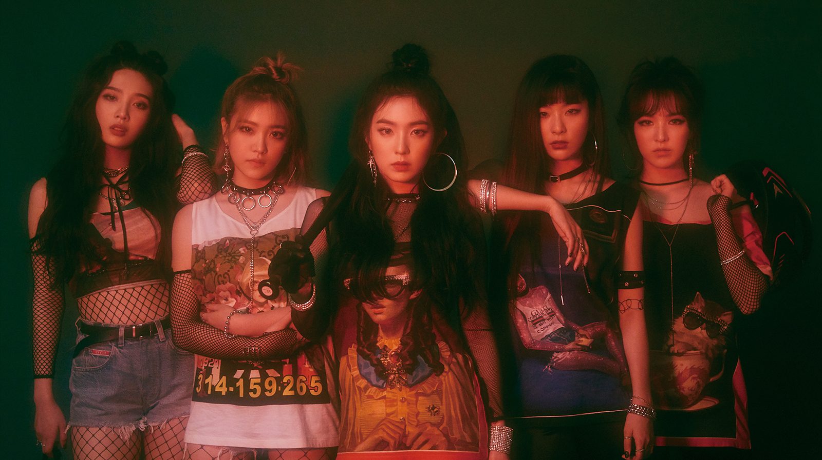 這次概念照延續前一張《Perfect Velvet》的風格,成員們手裡都拿著不同的武器,看來是要對Bad Boy做出處置啦!究竟會有怎樣的驚喜呢,我們一起期待晚上6點新歌公開吧!