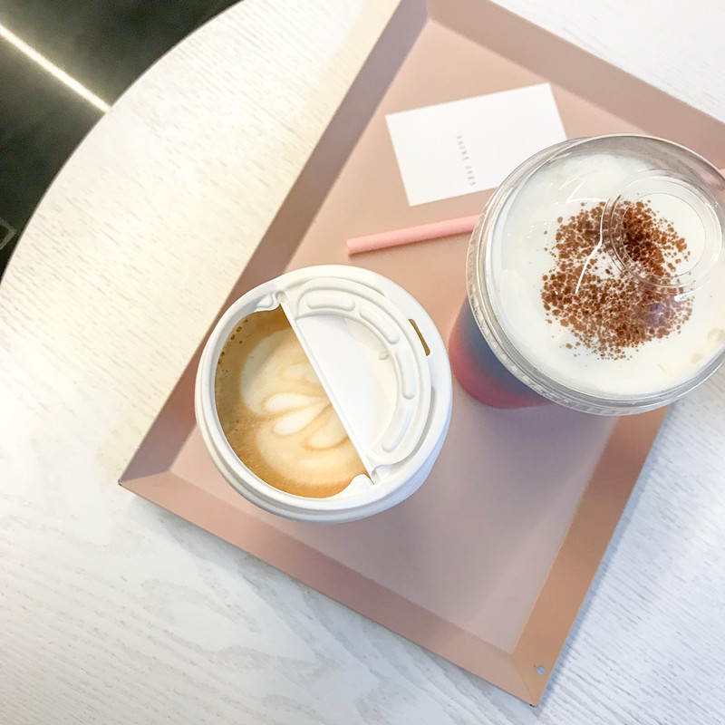 朋友點了Vienna Coffee(비엔나커피)( ₩6,500), 而小編就點了拿鐵~( ₩5,500),試了一口朋友的vienna coffee,真的很好喝!