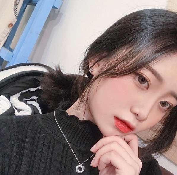 #黑髮+低馬尾
低馬尾雖然看起來有些成熟,但是對於韓國女高生來講,綁起來反而有種致命的魅力,也因此不少女生都會故意綁這種「不經意的」低馬尾喔!