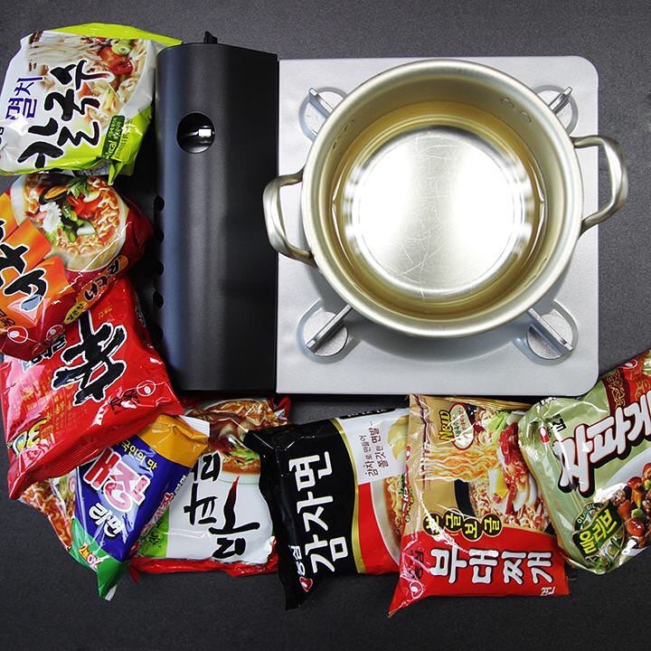 鍋子在韓國各大商場都能看到,但很多臺灣人搬回家後都會被阿母念,然後將這輕巧小鍋永存封印。為什麼呢?其實你從這樣大小的鍋子卻如此輕巧的材質就能略知一二。