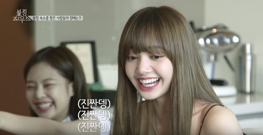 《BLACKPINK HOUSE》甚至還去了泰國拍攝節目,身為當地人的LISA一路上都顯得相當興奮,在休息過後成員們起床後發現桌上已經擺了許多泰國當地的美食,成員們都很開心但唯獨LISA的表情卻有點不一樣...