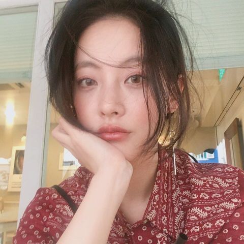 碎花單品
碎花真的很好看,每個人的衣櫃應該都有個一兩件。但是,要怎麼穿就有很大的學問了,一不小心就會顯得老氣。而吳漣序穿搭碎花的功力就非常強大,不僅不會有年紀感,反而在不知不覺中,就讓人把她的視覺年齡偷減了好幾歲!
穿紅色碎花,配上自然感的妝容,讓吳漣序整個人看起來不會太妖豔,反而氣色像少女一樣好~