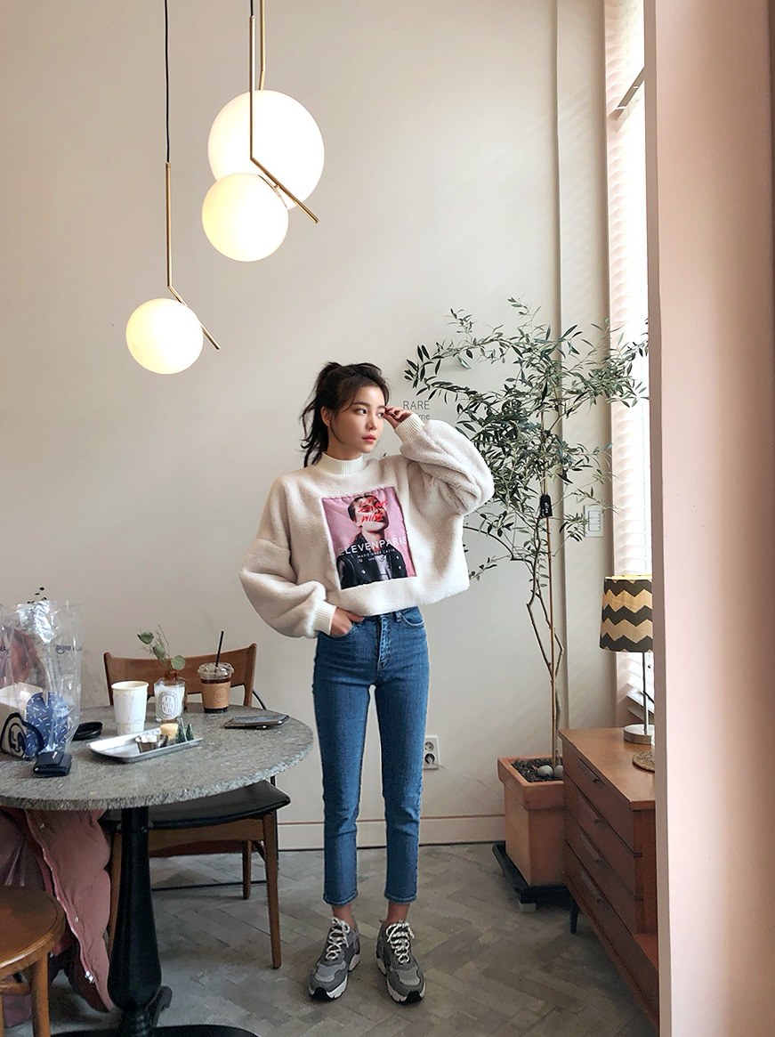150以下-155左右:高腰牛仔褲+露腳踝
這類型的女孩就算比例不錯,整體身高不夠高,穿起牛仔褲來還是比較難以顯眼,這時候不能只單靠牛仔褲,還要配上高跟的鞋款比較好喔!利用高腰牛仔褲啦長比例,再選擇露腳踝的牛仔褲,看起來腳會更瘦!就算挑選平底鞋也要選擇有內增高的款式,這樣才會美啊!