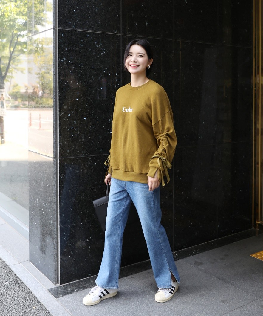 170以上:牛仔寬褲
170公分以上的女孩基本上有絕佳的比例,但是為了怕腿看起來「過分長」,可別挑選露出腳踝的褲子,尤其是九分褲喔!建議可以選擇牛仔寬褲,不僅可以讓腿看起來沒有那麼像鳥仔腳,也能夠展現好比例。