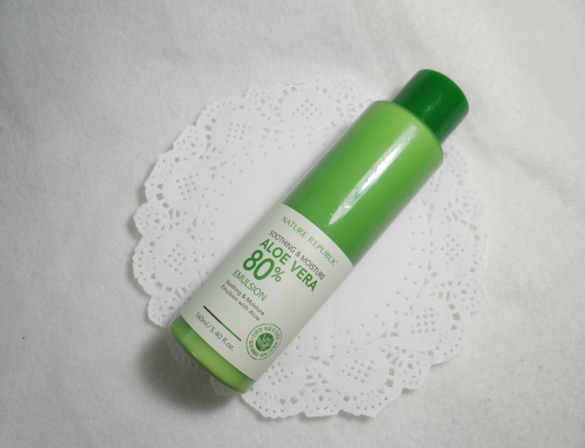 【NATURE REPUBLIC】80%蘆薈高保濕乳液
最後當然是需要同系列的乳狀產品來鎖住肌膚水分囉~同樣含有80%蘆薈萃取液的乳液,與前面兩個產品效果相呼應,達到蘆薈保濕的全面防護網!