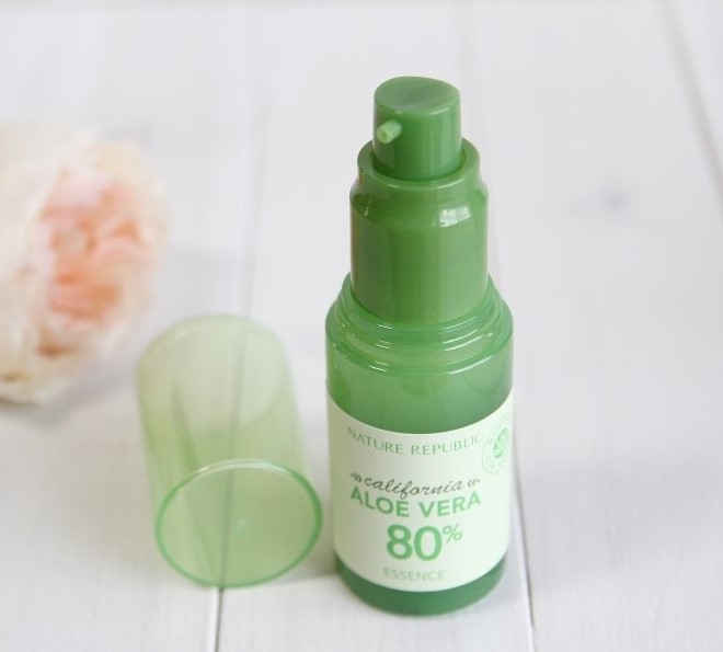【NATURE REPUBLIC】加州蘆薈精華
化妝水之後的濃縮精華液可以說是集結了所有成分的有效精華,含有80%的蘆薈精華直接取代純淨水,把強保濕力的濃縮液帶進皮膚最底層有效保濕!
