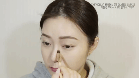 4.鼻影大面積掃眼窩與鼻樑兩側
修容的部分則是可以看自己的喜好,有時候上也可以不上。利用淺灰色或淺棕色的修容粉(無珠光的眼影粉也可以)上在鼻樑兩側,記得鼻頭的位置也要稍微刷上喔!至於眼窩的部分也可以大面積掃一下,會讓五官更立體。