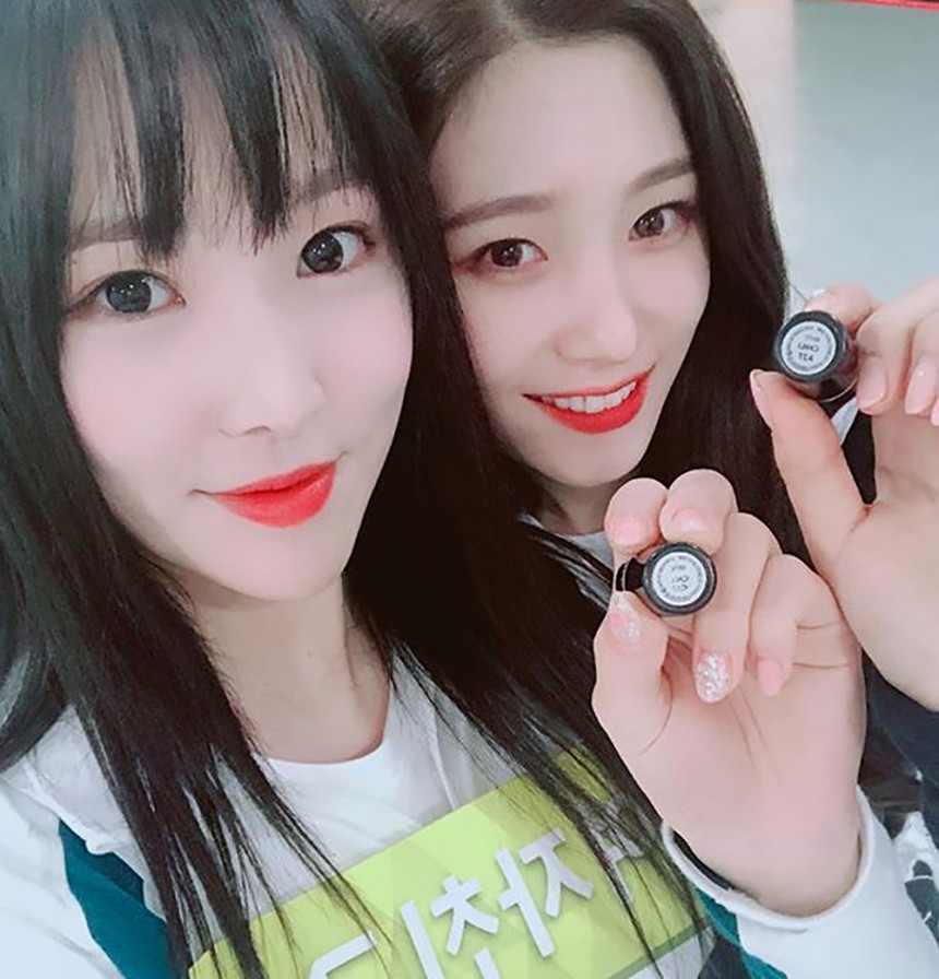 ►mac-霧幻性感唇膏 #chili
而對於GFRIEND Yuju跟DIA彩娟有友情色之稱的#chili,霧面的正紅色真的是許多女孩們的最愛唇膏,不知道買什麼顏色,這個色準沒錯!