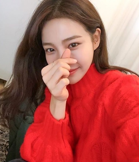 想要一頭完美的長髮是不少女生的夢想,看著電視上的洗髮精廣告,好想跟女主角一樣有著梳子一梳就掉下來的完美髮質啊!但是想要擁有好髮質就已經夠難了,要把頭髮養那麼長豈不是要等好幾年TT這次偽少女幫大家準備幾個小妙招,只要在睡前這樣做,頭髮就會一眠大一吋啊!