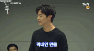 竟然介紹到一半自然的望向鏡頭,開始和鏡頭對話XDDDD,因為演員看到鏡頭的話會被當作穿幫,所以自然而然的養成了可以忽視鏡頭的習慣,但是偶像卻是要當和螢幕外的粉絲溝通, 養成了看鏡頭的習慣