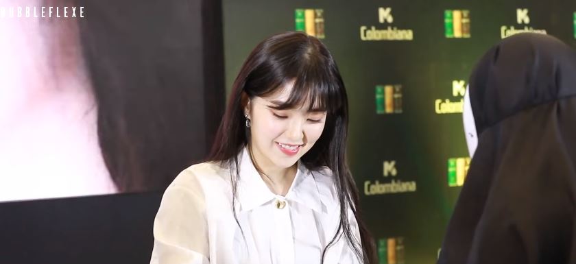 不過Irene也馬上恢復專業笑容替粉絲簽名,但Irene在幫這名粉絲的簽名過程中嘴上還不斷地說著:「好可怕」,Irene最後在這名粉絲的簽名板上留下:「好可怕」,讓看到的粉絲們全都笑翻天XDDD