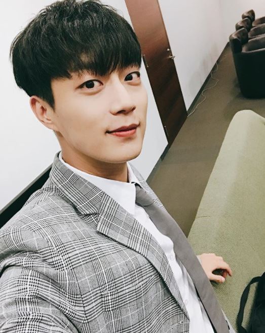 JYP選秀錯過這麼多人,但能讓JYP親口說「後悔」的偶像似乎不多。不過HIGHLIGHT的隊長斗俊就是其中人選之一,因為不僅出道之後展現意外的歌唱實力和穩定的演技,最重要的是被粉絲稱讚是「最棒隊長」的斗俊,常在細節中展現對成員的關懷