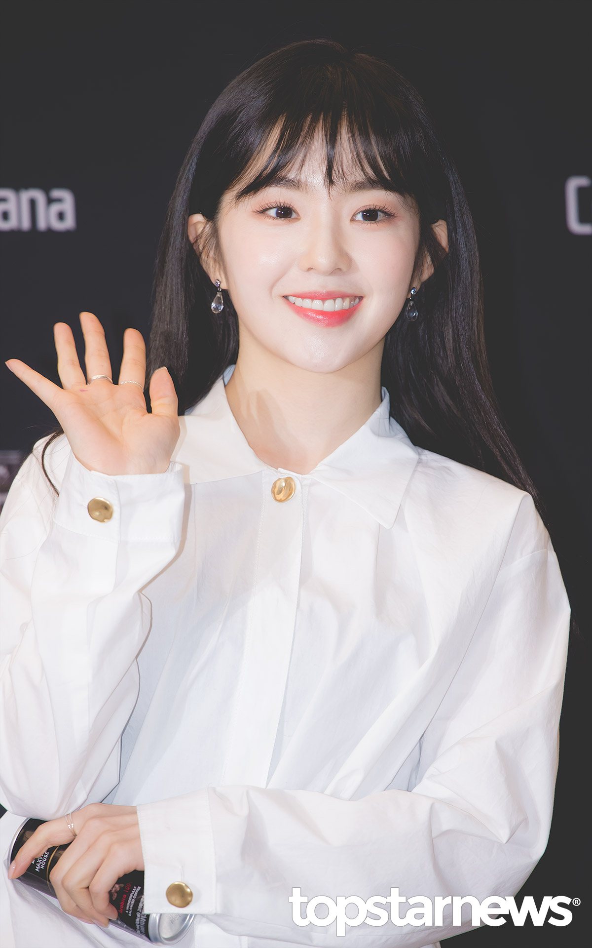 # Red Velvet - Irene
雖然出道時年紀和四代女團相比,算是「小姐姐級」但是Red Velvet的 Irene 才剛出道就因為高顏值和「大邱美女」(Irene故鄉在大邱)的稱號而受注目,被說和師姐少女時代的太妍有些相似的外型,也曾是讓大家一下就記得Irene的原因!