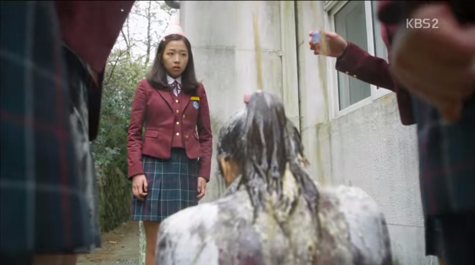 若不知道的粉絲,小編簡短的敘述一下...
釜山女國中生霸凌事件:
一名14歲女國中生,遭到5位同學殘忍的施暴,不僅被拿鋼條和椅子痛毆,還遭到菸頭燙傷胸口、被吐痰、踩臉...最後受害女學生被打到後腦杓破洞 、全身是血,跪地求饒。