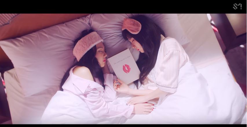 而鮮紅的唇印不僅暗示Joy和瑟琪在MV中的關係不只是朋友那麼簡單,更被指其實是「性暗示」的象徵。MV的劇情就是在瑟琪和Joy「百合大法好」下展開