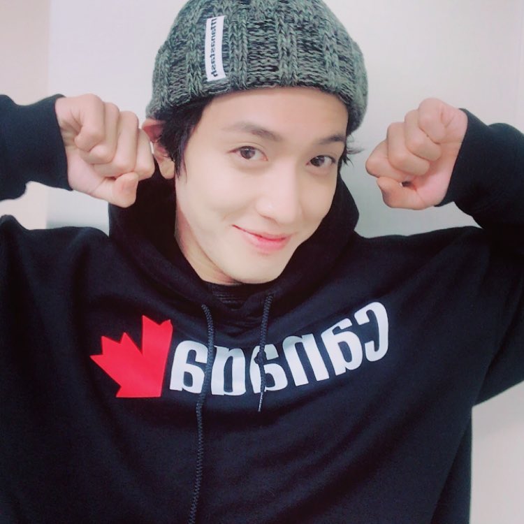 CNBlue主唱鄭容和因捲入「走後門」入學事件,成為爭議人物。日前報導自稱是FNC負責管理旗下藝人學業人員爆料,工作內容包括幫藝人「代點名」,並提到鄭容和選擇讀博士班是為了延入伍日期,不過皆被FNC經紀公司予以否認,更澄清鄭容和本人沒有就讀博士班意願。