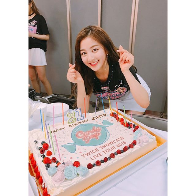 近期都在日本活動的TWICE也剛好巧遇志效的生日,成員們以及粉絲都精心為她準備,志效也開心的在 instagram一連po出多張照片和粉絲們分享~