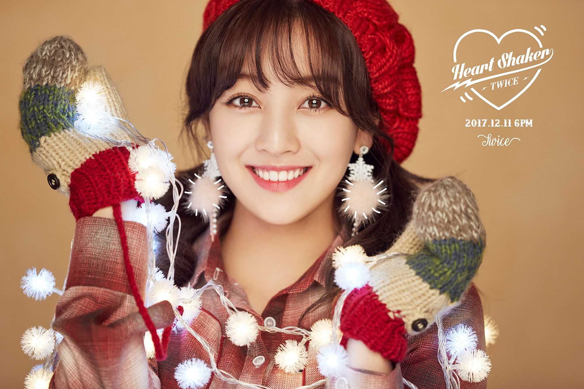TWICE 志效
當時在JYP已經練習7年的志效,其實早就是先前要出道女團的既定人選,但因為中心成員Lena決定離開而讓出道計劃不斷的被延後。而在2012年的評選上,就已經大致出現了現在TWICE成員的雛型