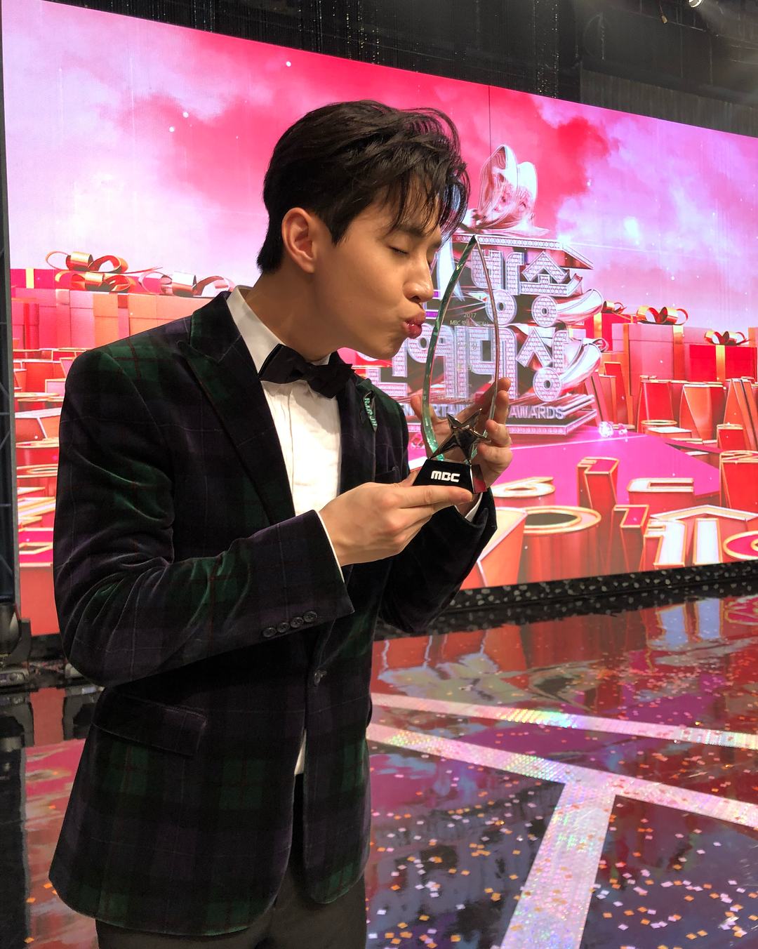 Henry以獨特的魅力在韓國演藝圈闖出一片天,以開朗活潑的個性獲得粉絲的喜愛,Henry的音樂才華也獲得大眾的認可,除了在韓國擁有高人氣之外海外的人氣也相當高!