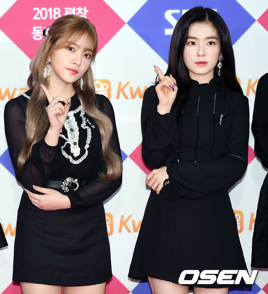 先前疼愛Yeri的SHINee鐘鉉驟逝,還在悲痛中的Yeri即使出席典禮也依舊「笑不出來」,更是讓Red Velet的IG不斷湧入留言責罵Yeri。過去就曾在《認識的哥哥》上告白自己其實因為惡意留言「很受傷」的Yeri ,在典禮後再度備受批評