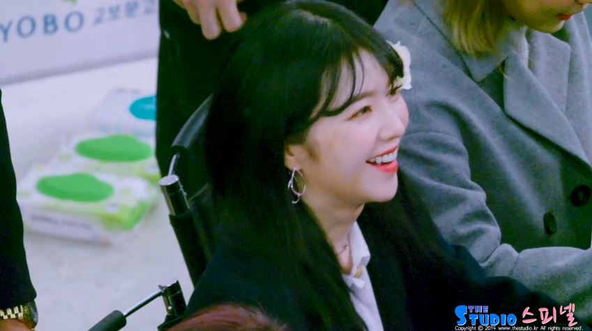 然後 Irene 就繼續跟粉絲聊天,還露出了心滿意足的媽媽微笑XDDD,雖然出聲制止經紀人的偶像不少,但直接用美貌讓警衛收手的偶像,Irene可能還是第一個,讓看到的人都融化…果然人正真好啊>////<