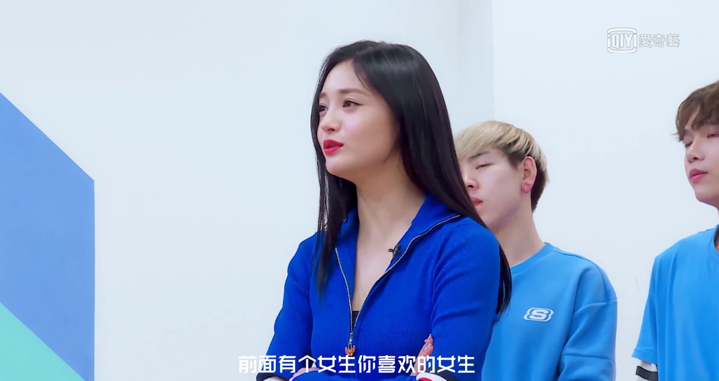 甚至連韓國網友也都被他可愛的笑容給迷倒,在《偶像練習生》的花絮中陳立農和舞蹈導師周潔瓊的可愛互動也引起熱烈討論,當時周潔瓊要教練習生們跳性感的舞蹈,所以要練習生們跳一次舞蹈檢查動作...